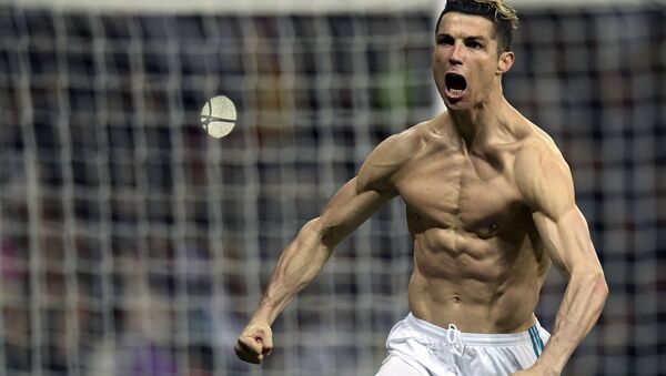 Comemoração de Cristiano Ronaldo após marcar um gol de pênalti na Liga Europa da UEFA - Sputnik Brasil
