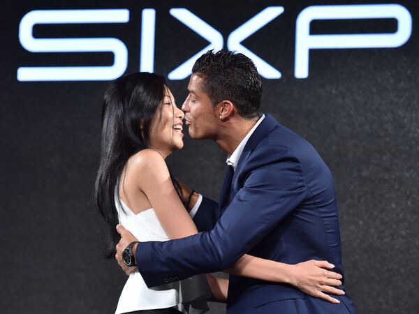O jogador Cristiano Ronaldo beija uma fã em um evento promocional - Sputnik Brasil
