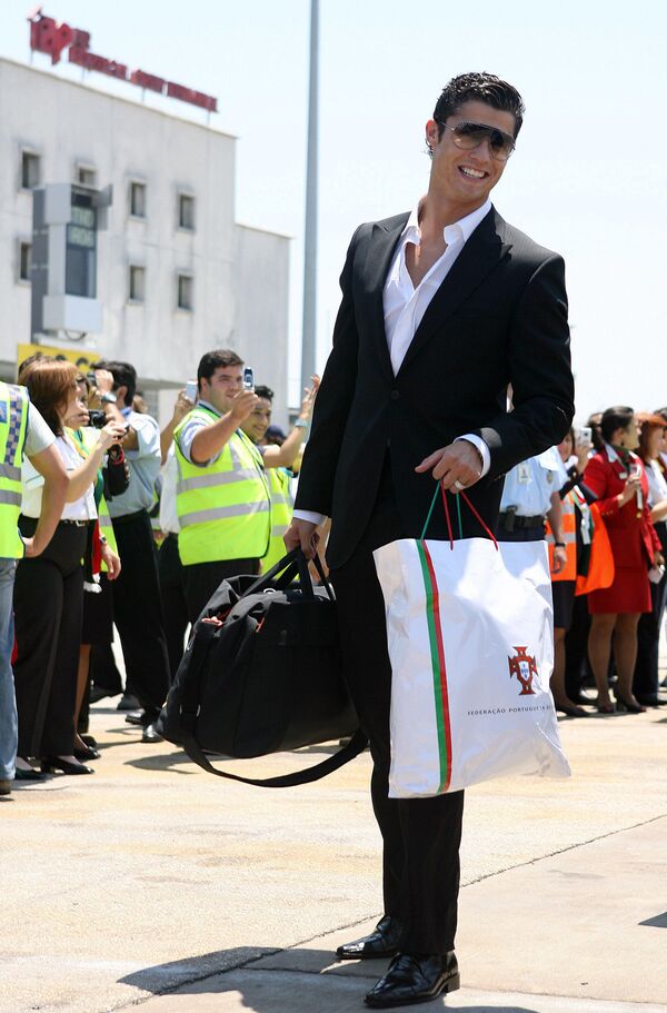 Cristiano Ronaldo chega ao Aeroporto Portela, em Lisboa - Sputnik Brasil