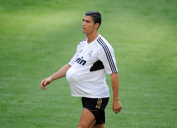 Atacante do Real Madrid leva uma bola dentro de sua camisa - Sputnik Brasil