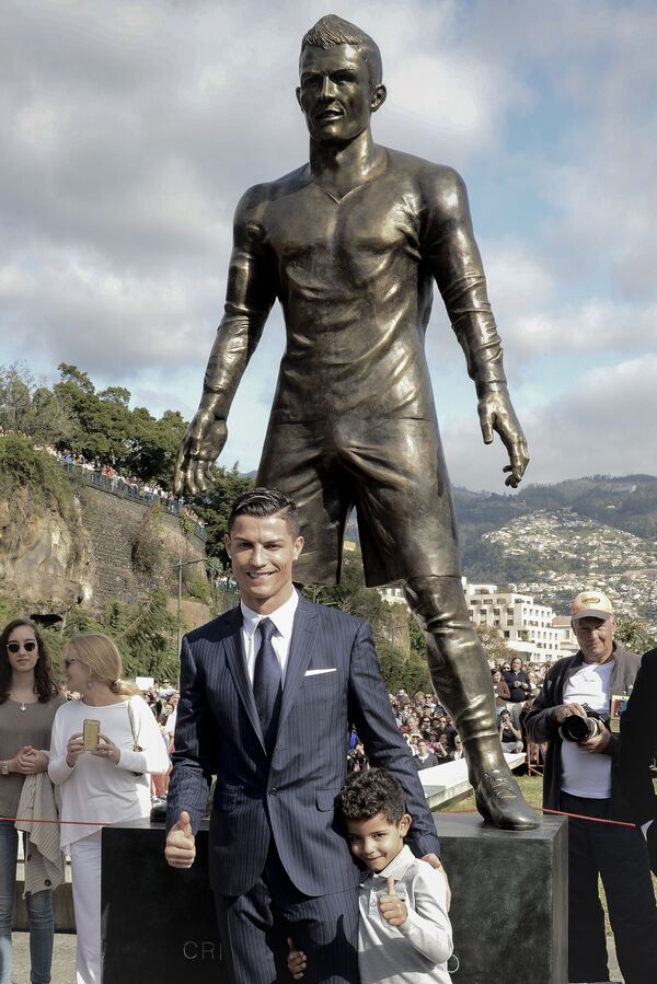 Cristiano Ronaldo com seu filho diante de sua estátua em sua cidade natal, Funchal, em Portugal - Sputnik Brasil