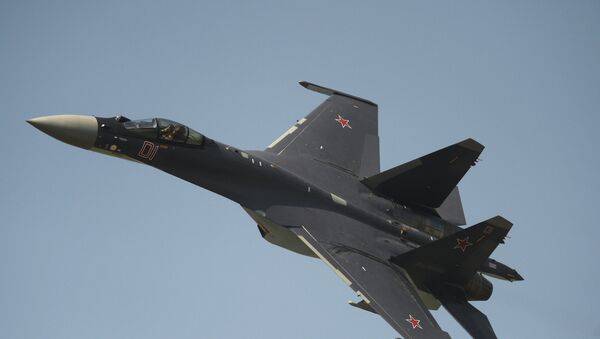 Caza Su-35 durante espectáculo aéreo en el Día de Fuerzas Aéreas - Sputnik Brasil