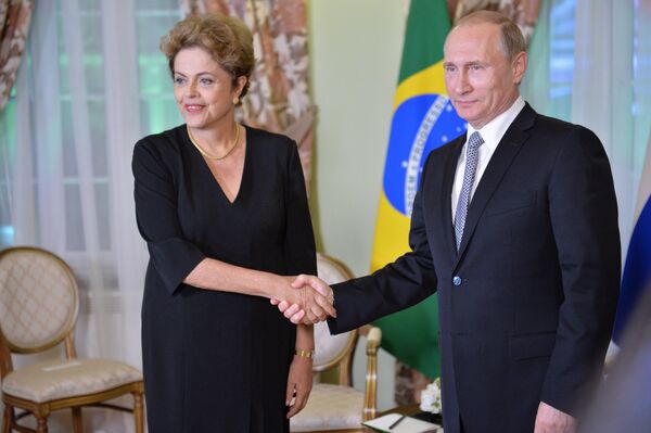 Vladimir Putin e a então presidente do Brasil, Dilma Rousseff, durante reunião no âmbito da cúpula do BRICS em Ufa, na Rússia - Sputnik Brasil