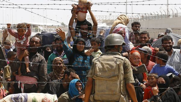 Um grupo de sírios aguarda para atravessar a fronteira com a Turquia. - Sputnik Brasil