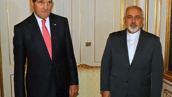 Secretário do Estado dos EUA John Kerry com chanceler iraniano Mohammad Javad Zarif durante negociações sobre o programa nuclear iraniano - Sputnik Brasil