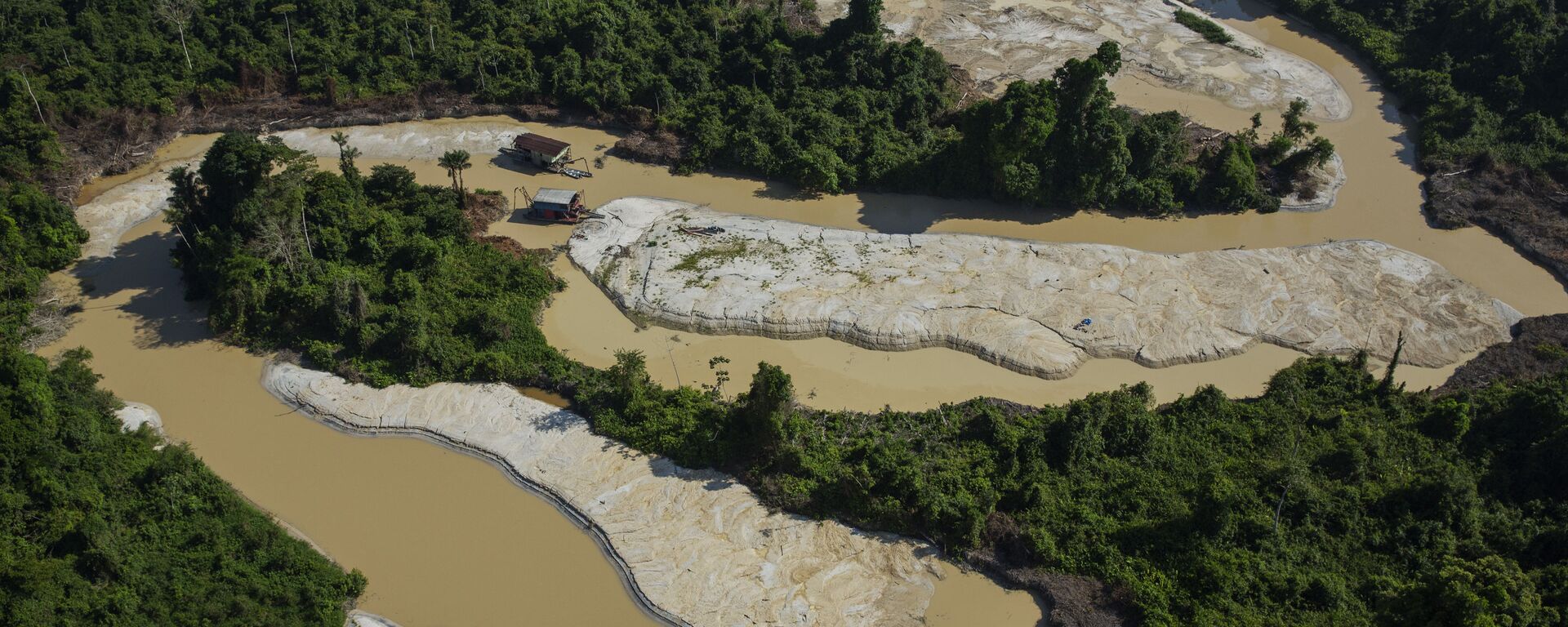 Balsas do tipo chupão garimpam no garimpo de ouro no rio Rato, afluente do Tapajós (PA) - Sputnik Brasil, 1920, 22.02.2022