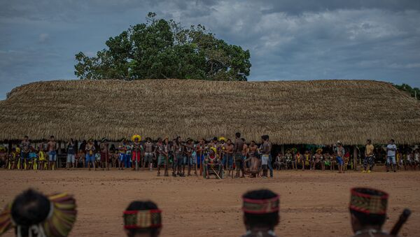 Com Raoni, líder indígena caiapó, no centro, encerramento do encontro de lideranças indígenas do Brasil, na aldeia de Piaraçu, às margens do rio Xingu, em São José do Xingu, no Mato Grosso.  - Sputnik Brasil