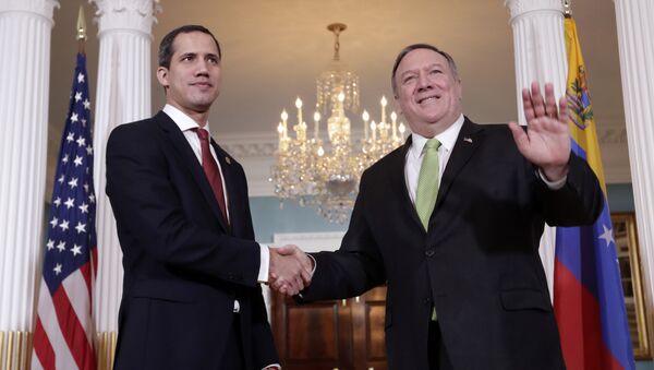 O secretário de Estado dos EUA, Mike Pompeo, (à direita), cumprimenta o líder da oposição venezuelana, Juan Guaidó, (à esquerda) em Washington, no dia 6 de fevereiro de 2020 - Sputnik Brasil