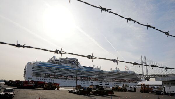 Круизный лайнер Diamond Princes с зараженными коронавирусом пассажирами у японского порта Йокогама - Sputnik Brasil