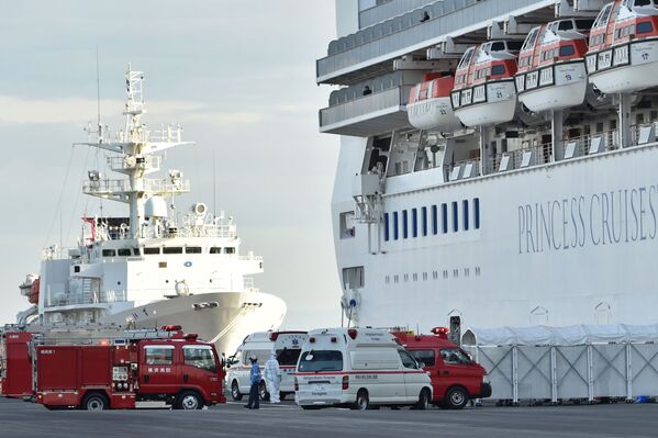 Barcos de apoio se aproximam do navio de cruzeiro Diamond Princess, onde 61 casos de coronavírus foram confirmados, de acordo com o Ministério da Saúde do Japão, em 7 de fevereiro de 2020 - Sputnik Brasil