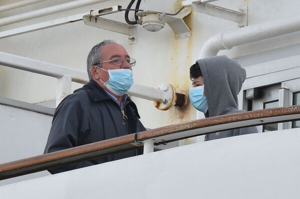 Passageiros usam máscaras de proteção no deque do navio de cruzeiro Diamond Princess, em 7 de fevereiro de 2020 - Sputnik Brasil