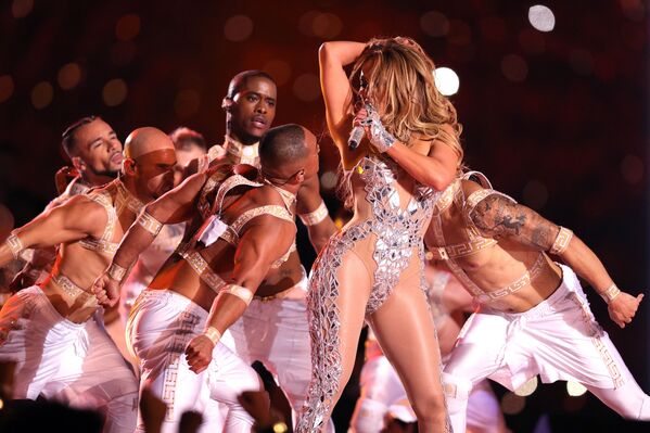 Cantora e atriz americana Jennifer Lopez cantando no Super Bowl no estádio Hard Rock em Miami, EUA - Sputnik Brasil