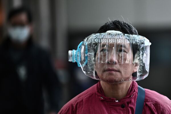 Homem em Hong Kong usa garrafa plástica como máscara para se proteger do coronavírus - Sputnik Brasil