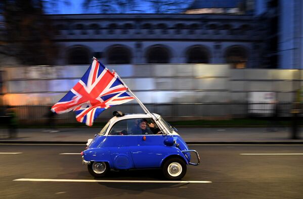 Homem comemora Brexit a bordo de um carro com bandeiras do Reino Unido na data da saída do país da União Europeia - Sputnik Brasil