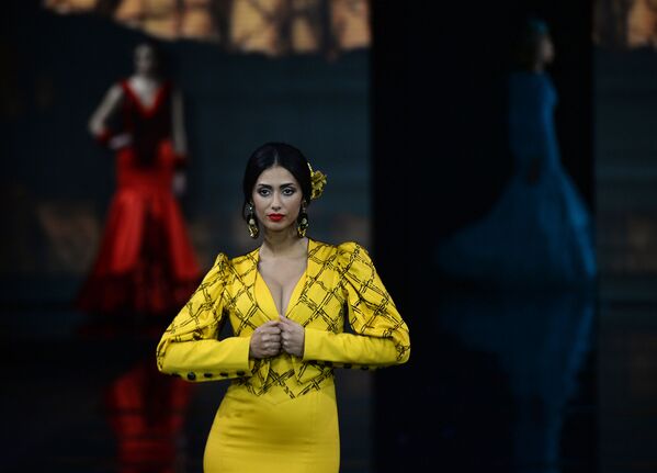 Modelo apresenta traje da moda Loli Vera durante o Salão Internacional de Moda Flamenca (Simof 2020) realizado em Sevilha, Espanha - Sputnik Brasil