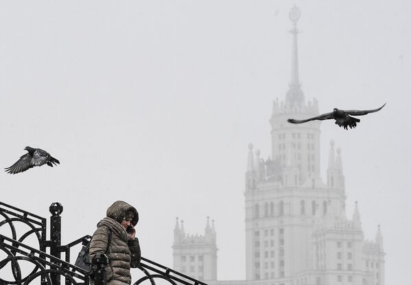 Mulher em ponte sobre o rio Yauza, em Moscou, falando ao telefone com uma das Torres de Stalin em fundo - Sputnik Brasil