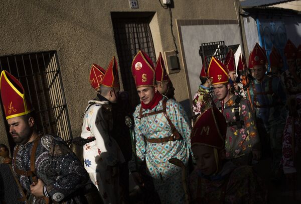 Participantes do desfile festivo Endiablada na cidade espanhola de Almonacid del Marquesado - Sputnik Brasil