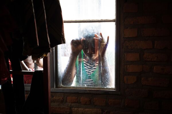 Menina olha por janela no centro de repatriados de Nyarushishi, Ruanda, para familiares de ex-rebeldes do país transferidos da República Democrática do Congo - Sputnik Brasil