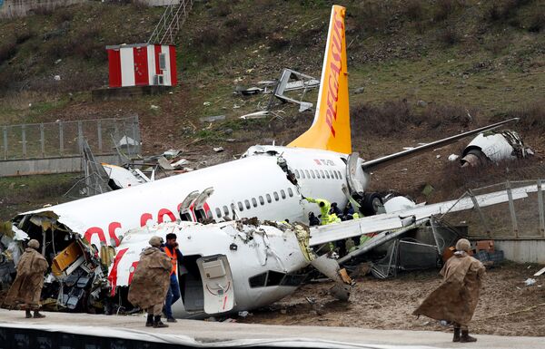 Militares guardam o Boeing 737-86J da Pegasus Airlines após a aeronave sofrer um acidente no Aeroporto Internacional Sabiha Gokçen, em Istambul, Turquia - Sputnik Brasil