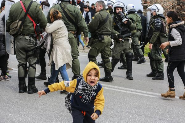 Criança durante embate entre imigrantes e tropa de choque da Polícia grega fora do campo de refugiados de Kara Tepe, na ilha grega de Lesbos - Sputnik Brasil