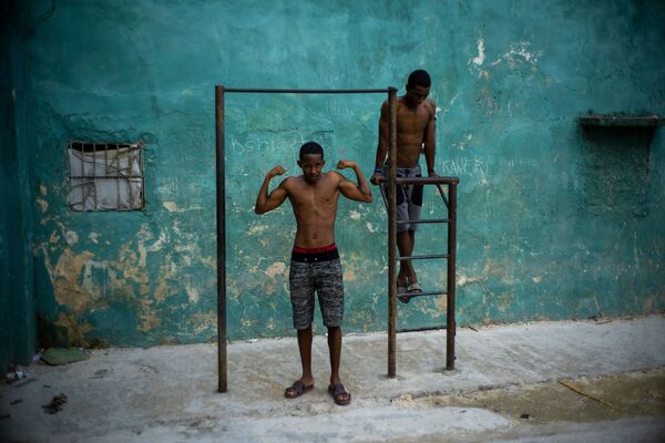 Jovens cubanos malhando em Havana, Cuba - Sputnik Brasil