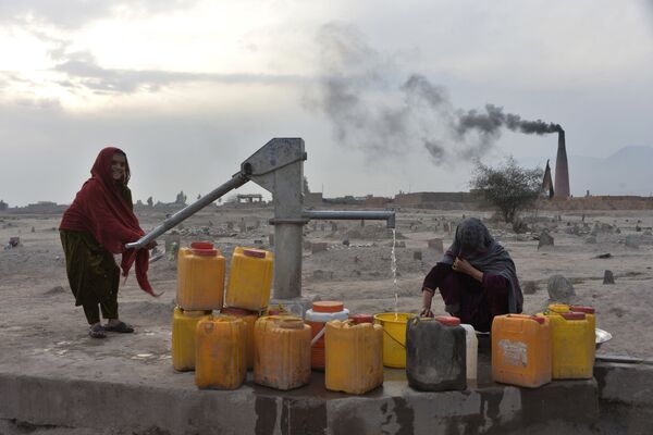 Mulheres coletam água de poço aos arredores da cidade afegã de Jalalabad - Sputnik Brasil