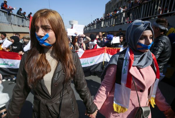 Jovens iraquianas participam de protesto contra o governo do país em Bagdá, Iraque - Sputnik Brasil
