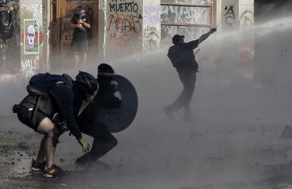 Manifestantes em embates com a polícia durante protesto contra o presidente chileno, Sebastián Piñera, na capital do país, Santiago - Sputnik Brasil