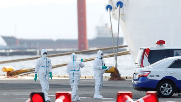 Em Yokohama, no Japão, trabalhadores usando proteção se preparam para transferir passageiros com coronavírus do navio Diamond Princess para um hospital. - Sputnik Brasil
