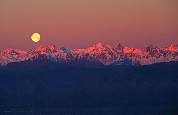 A foto de Stefano De Rosa Lua cheia sobre os Alpes. - Sputnik Brasil
