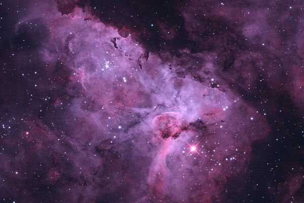 A foto de Terry Robison A Nebulosa Carina (também conhecida como a Grande Nebulosa de Carina, a Nebulosa Eta Carinae, NGC 3372, bem como a Grande Nebulosa) é uma brilhante nebulosa que tem dentro de seus limites vários aglomerados abertos de estrelas relativos. - Sputnik Brasil