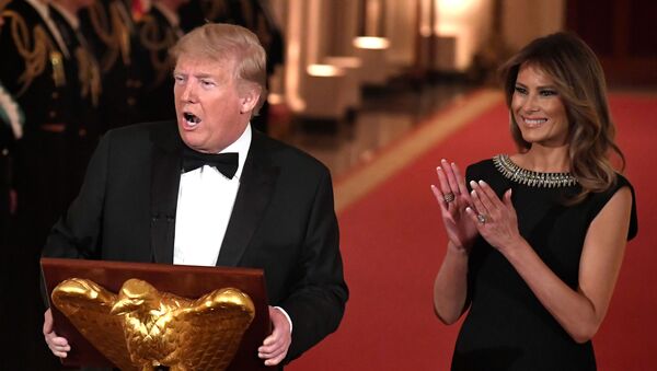 Presidente dos EUA, Donald Trump, recebe convidados para baile na Casa Branca, acompanhado da primeira dama Melania Trump, em 8 de fevereiro de 2020 - Sputnik Brasil