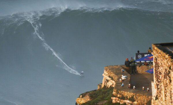O surfista alemão Sebastian Steudtner pega uma onda de grandes proporções em Nazaré - Sputnik Brasil