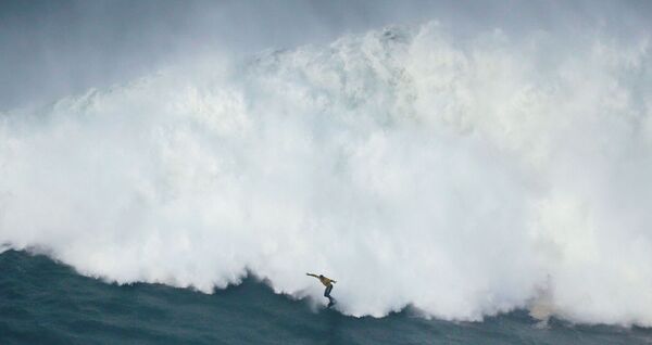 O australiano Mick Corbett pega uma imensa onda durante a Tow Surfing Challenge, em Nazaré - Sputnik Brasil