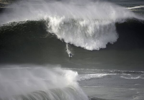 O surfista do Havaí Kai Lenny demonstra coragem ao dominar uma onda colossal no oeste de Portugal - Sputnik Brasil