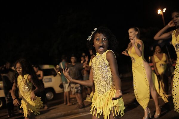 Pessoas participando do ensaio da escola de samba Paraíso do Tuiuti, no Rio de Janeiro, Brasil, em 27 de janeiro de 2020 - Sputnik Brasil