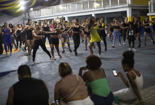 Artistas da escola de samba Paraíso do Tuiuti ensaiam no Rio de Janeiro, Brasil - Sputnik Brasil