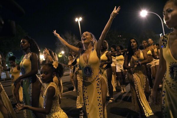 Dançarinos participam de ensaio da escola de samba Paraíso do Tuiuti no Rio de Janeiro, Brasil - Sputnik Brasil