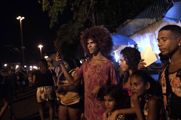 Pessoas assistem ao ensaio da escola de samba Paraíso do Tuiuti, no Rio de Janeiro, Brasil - Sputnik Brasil