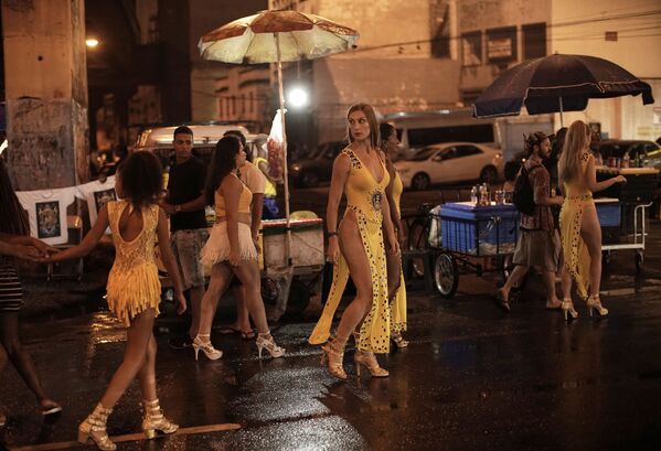 Natasha Kovalenko, da Rússia, caminha para o ensaio de rua da escola de samba Paraíso do Tuiuti, no Rio de Janeiro, Brasil - Sputnik Brasil
