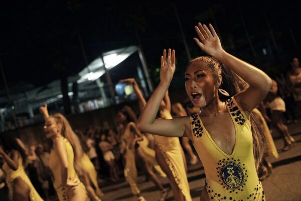 Rie Tankana, do Japão, dança durante um ensaio da escola de samba Paraíso do Tuiuti, no Rio de Janeiro, Brasil - Sputnik Brasil