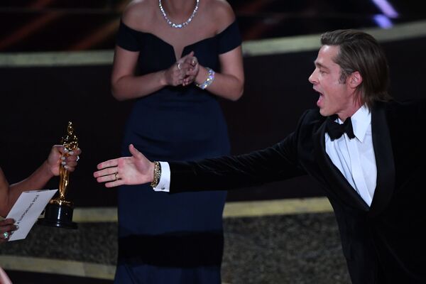 Ator norte-americano Brad Pitt recebendo o Oscar 2020 de melhor ator coadjuvante no filme Era Uma Vez em... Hollywood - Sputnik Brasil
