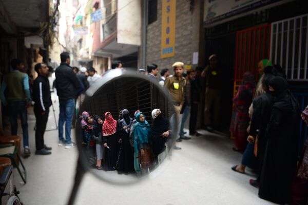 Eleitores em fila durante eleições em Nova Deli, capital da Índia - Sputnik Brasil