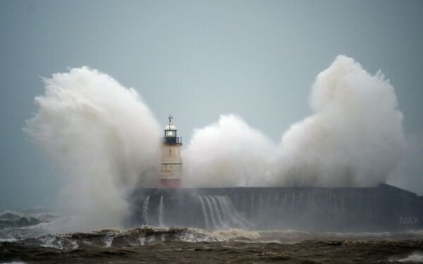Grandes ondas atingem o farol de Newhaven na costa sul do Reino Unido - Sputnik Brasil