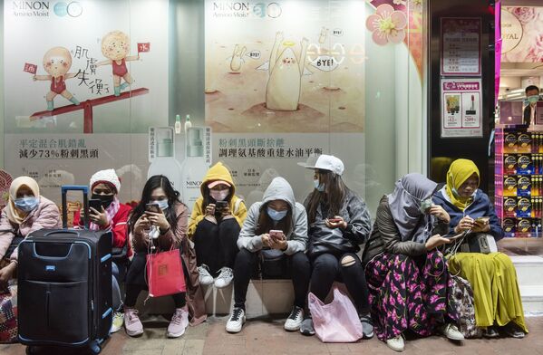 Mulheres usando máscaras em rua de Hong Kong - Sputnik Brasil