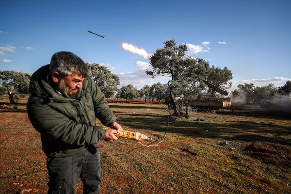 Rebelde sírio dispara à distância foguete a partir de plataforma contra posições do Exército sírio localizadas no sul da província de Aleppo - Sputnik Brasil