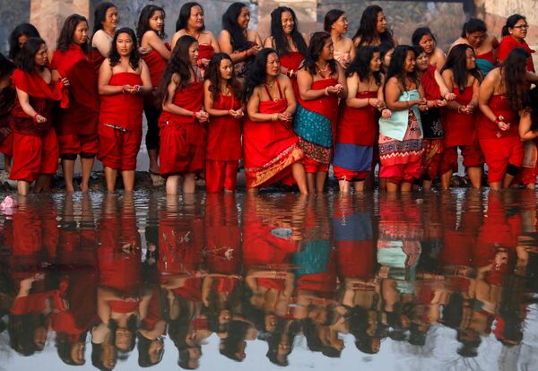 Mulheres devotas realizam rito hindu no rio Hanumante durante o festival Swasthani Brata Katha, no Nepal - Sputnik Brasil