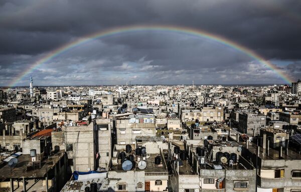 Arco-íris paira sobre o céu de Rafah, na Faixa de Gaza - Sputnik Brasil