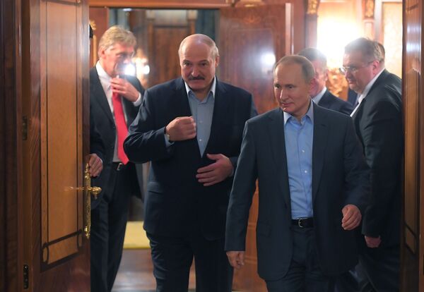 Presidente bielorrusso, Aleksandr Lukashenko, encontra-se com seu homólogo russo, Vladimir Putin, na cidade russa de Sochi - Sputnik Brasil