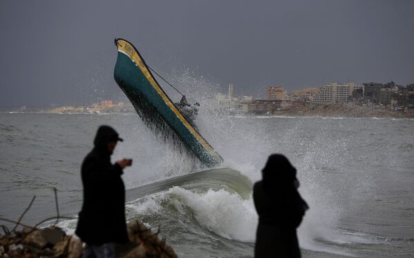 Pescadores palestinos enfrentam fortes ondas no litoral de Gaza - Sputnik Brasil